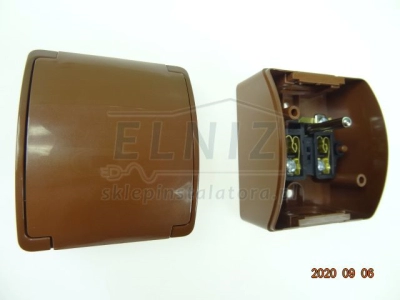 Gniazdko 230V 1-krotne natynkowe hermetyczne z uziemieniem bez przesłon brązowe klapka brązowa Elektro-Plast Opatówe