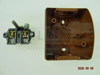 Gniazdko 230V 1-krotne natynkowe hermetyczne z uziemieniem bez przesłon brązowe klapka brązowa Elektro-Plast Opatówe